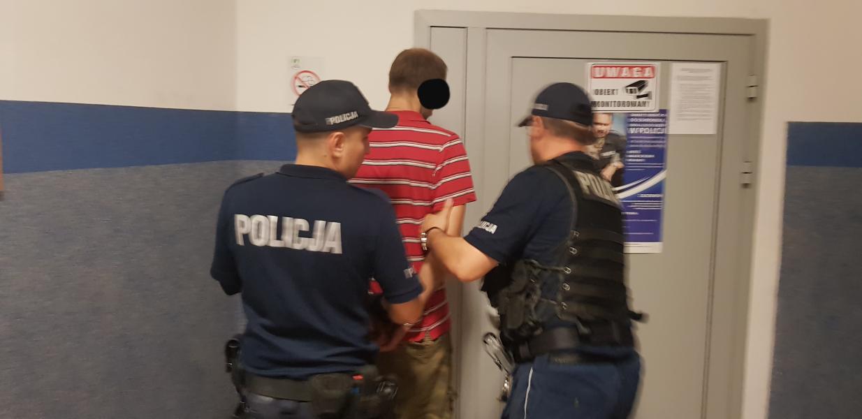 Uciekał przed policją  - rozbił auto i wpadł.