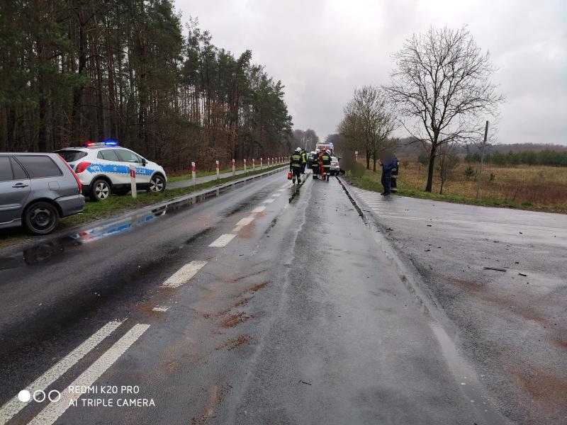 Zderzenie pojazdów pod Karlinem. Dwie osoby ranne. 