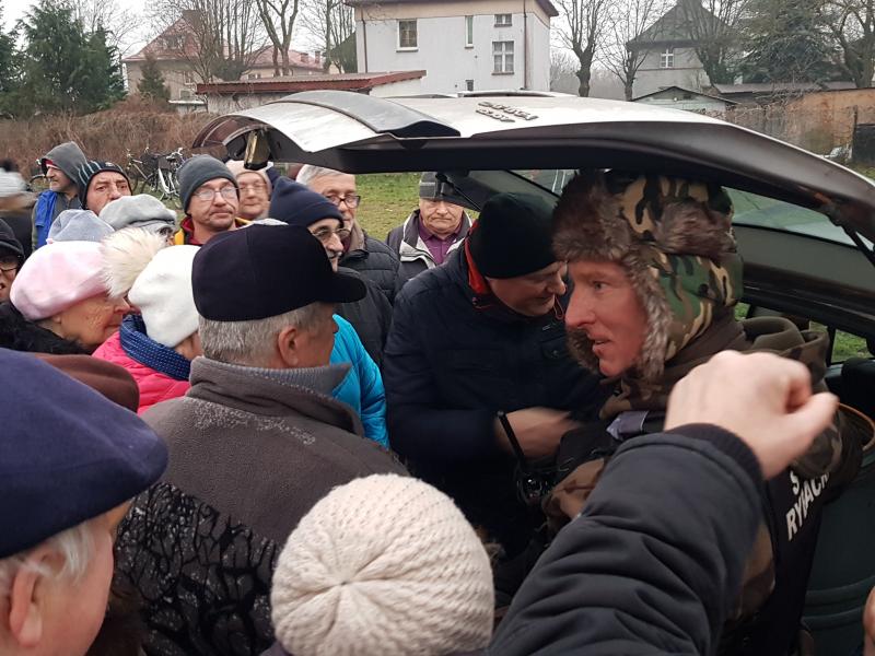 Akcja rozdawania ryb zakończyła się sukcesem, przyszło bardzo dużo osób. 