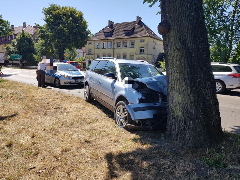 Volkswagen passat uderzył w drzewo. 