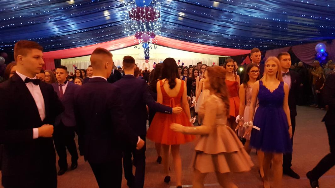 Bal Szkolny 2019 - szkolna zabawa i Polonez w wykonaniu klas gimnazjalnych.  Duża porcja zdjęć z tego wydarzenia! 
