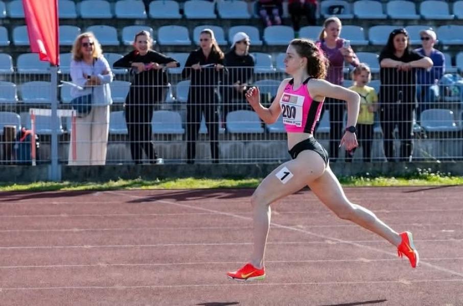 Zofia Szyderska ze srebrnym medalem na Ogólnopolskiej Olimpiadzie Młodzieży.