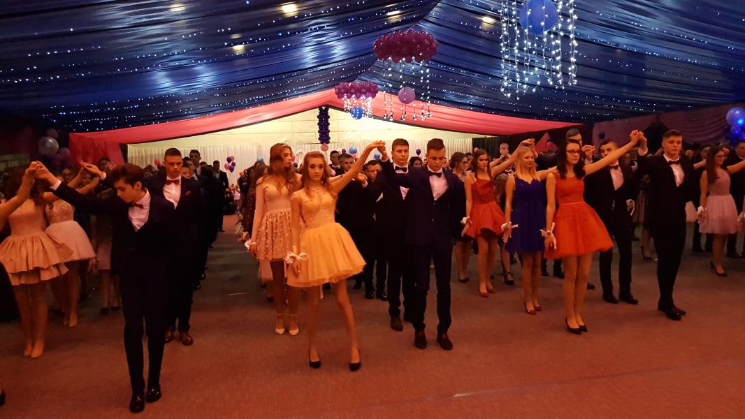 Bal Szkolny 2019 - szkolna zabawa i Polonez w wykonaniu klas gimnazjalnych.  Duża porcja zdjęć z tego wydarzenia! 