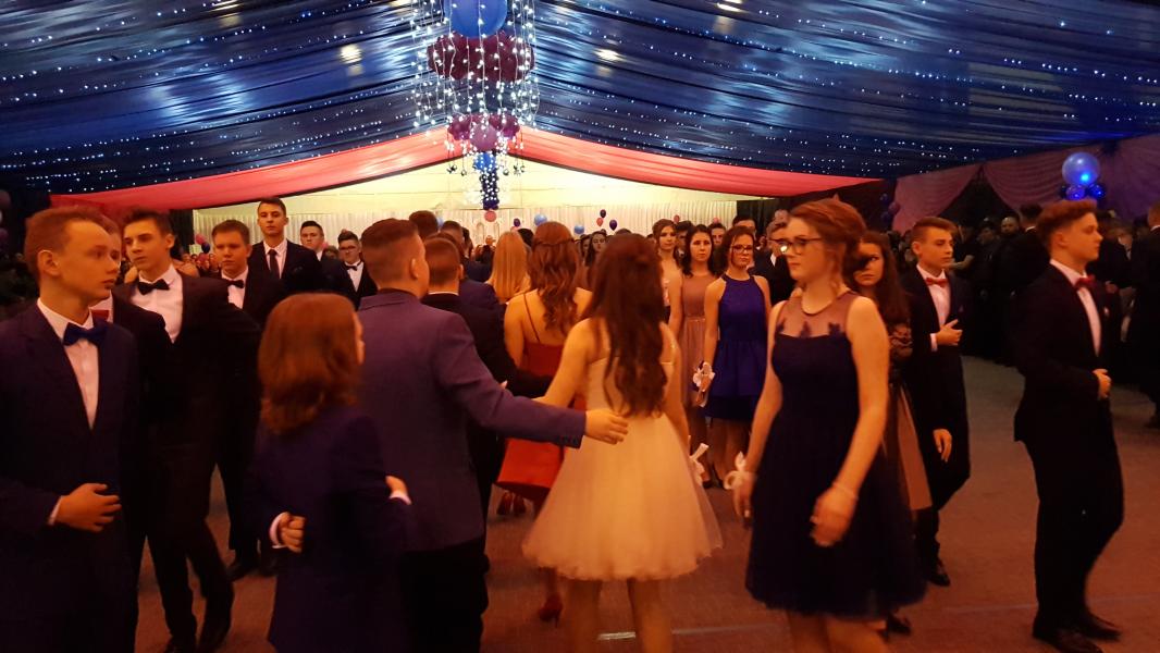 Bal Szkolny 2019 - szkolna zabawa i Polonez w wykonaniu klas gimnazjalnych.  Duża porcja zdjęć z tego wydarzenia! 