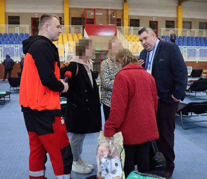 Prawie 100 uchodźców przebywa na sali gimnastycznej w LO