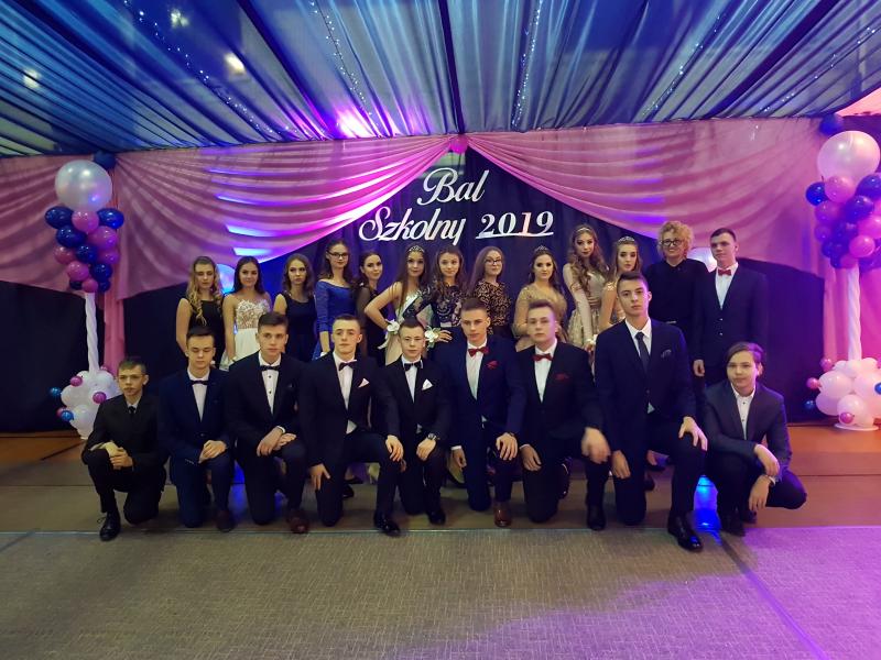Bal Szkolny 2019 - szkolna zabawa i Polonez w wykonaniu klas gimnazjalnych.  Duża porcja zdjęć z tego wydarzenia! 
