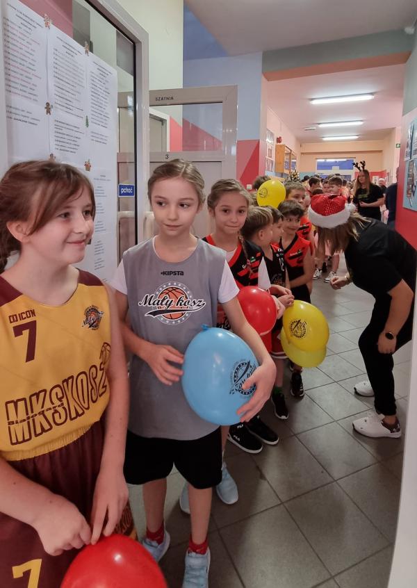 Świąteczne KOSZ granie naszych najmłodszych.