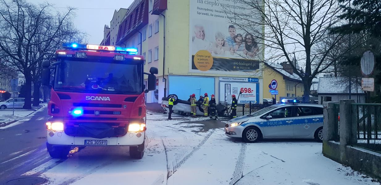 Dachowanie w centrum Białogardu - Nissan uderzył w ogrodzenie. 