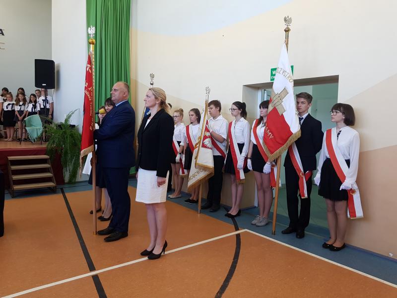 Szkoła podstawowa w Stanominie ma już swojego patrona! Fotorelacja z uroczystości. 