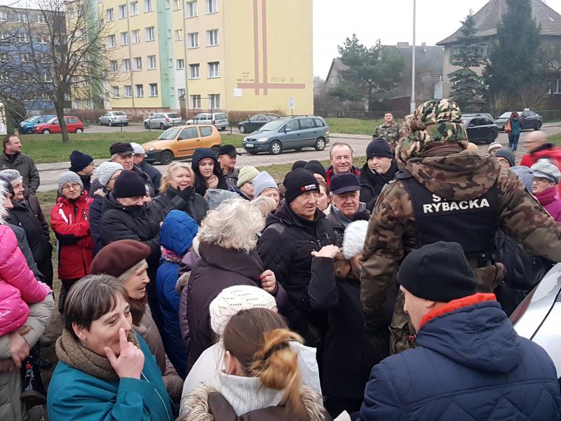 Akcja rozdawania ryb zakończyła się sukcesem, przyszło bardzo dużo osób. 