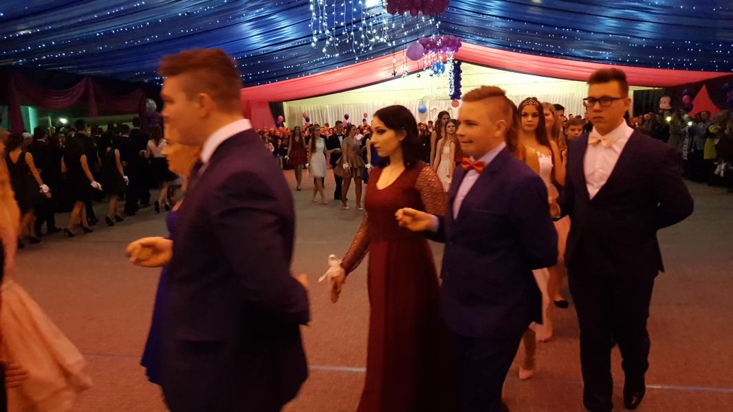 Bal Szkolny 2019 - szkolna zabawa i Polonez w wykonaniu klas gimnazjalnych.  Duża porcja zdjęć z tego wydarzenia! 