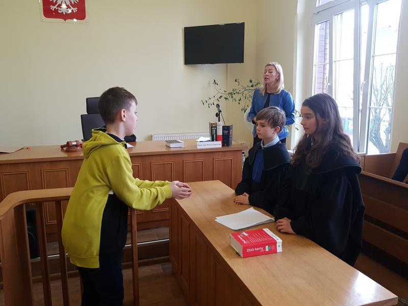 Dzień Edukacji Prawnej - dzieci z Białogardu wzięły udział w symulacji rozprawy sądowej. ZDJĘCIA