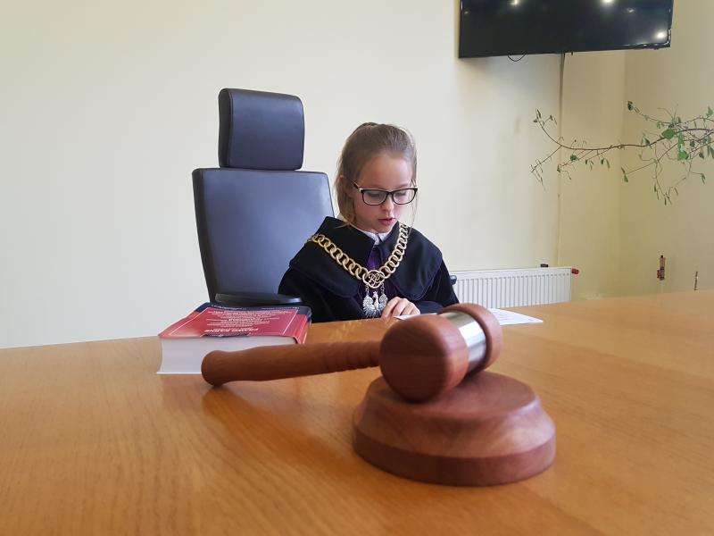 Dzień Edukacji Prawnej - dzieci z Białogardu wzięły udział w symulacji rozprawy sądowej. ZDJĘCIA