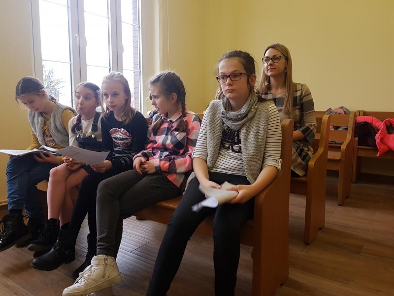 Dzień Edukacji Prawnej - dzieci z Białogardu wzięły udział w symulacji rozprawy sądowej. ZDJĘCIA