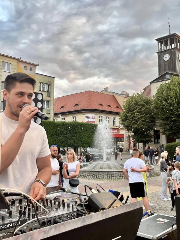 Taniec pod gwiazdami – Plac Wolności rozbrzmiał muzyką i radością