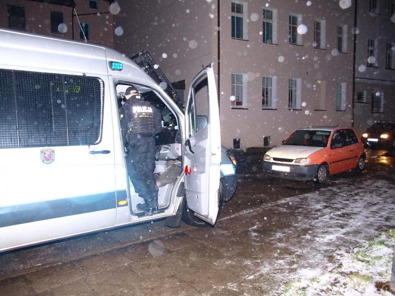 Kierowca z sądowym zakazem oraz narkotykami wpadł w ręce mundurowych.