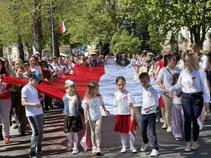 Święto flagi w sercu miasta. Rodzinny piknik pełen radości
