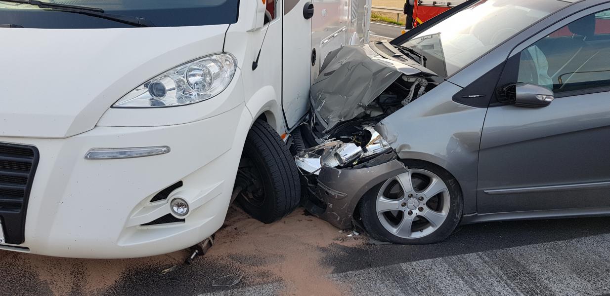 Wypadek na obwodnicy Karlina - zderzenie trzech pojazdów. W akcji śmigłowiec LPR.  