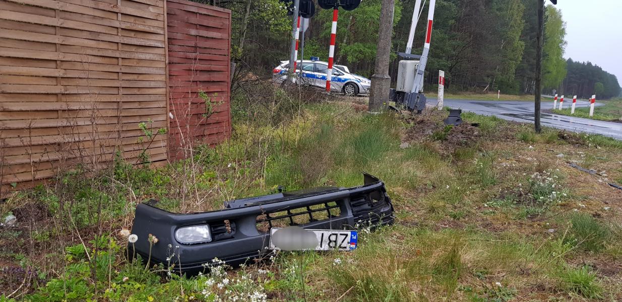 Uderzył w szlaban i uciekł. Zostawił tablice rejestracyjną.