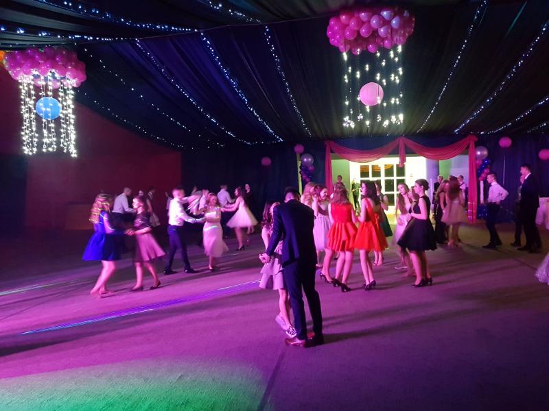 Bal Szkolny 2019 - szkolna zabawa i Polonez w wykonaniu klas gimnazjalnych.  Duża porcja zdjęć z tego wydarzenia! 