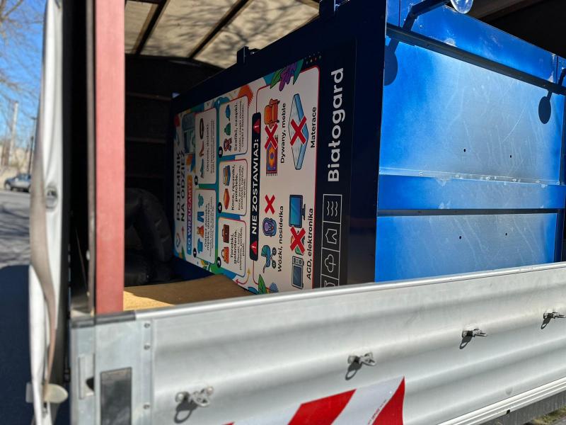 Nowe pojemniki na odzież w Białogardzie – łatwiejszy sposób na recykling tekstyliów