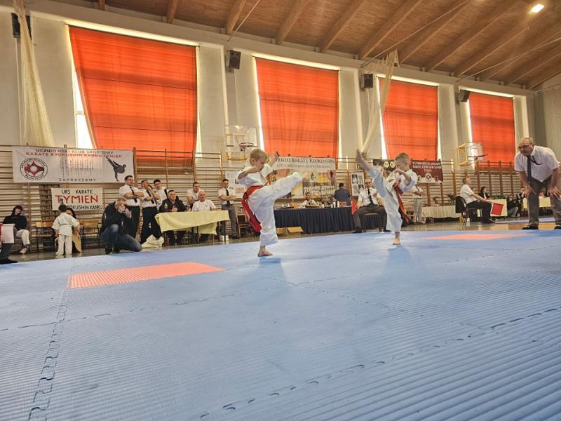 Białogardzcy Karatecy z medalami.