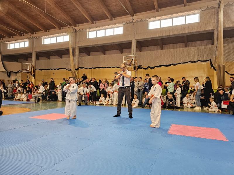 Białogardzcy Karatecy z medalami.