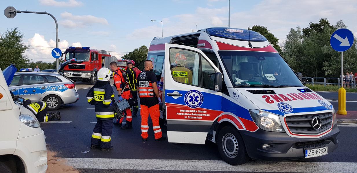 Wypadek na obwodnicy Karlina - zderzenie trzech pojazdów. W akcji śmigłowiec LPR.  