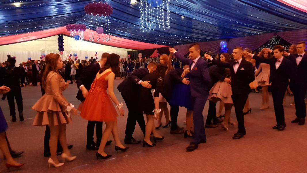 Bal Szkolny 2019 - szkolna zabawa i Polonez w wykonaniu klas gimnazjalnych.  Duża porcja zdjęć z tego wydarzenia! 