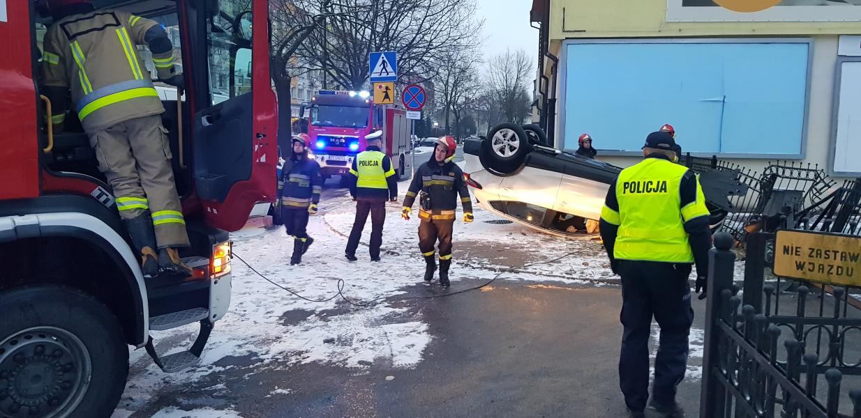 Dachowanie w centrum Białogardu - Nissan uderzył w ogrodzenie. 