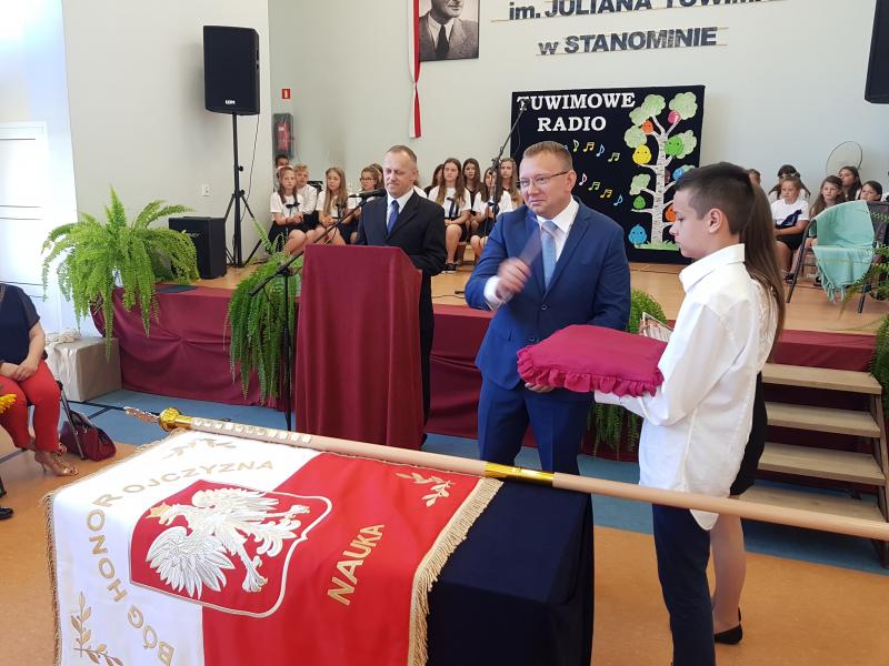 Szkoła podstawowa w Stanominie ma już swojego patrona! Fotorelacja z uroczystości. 