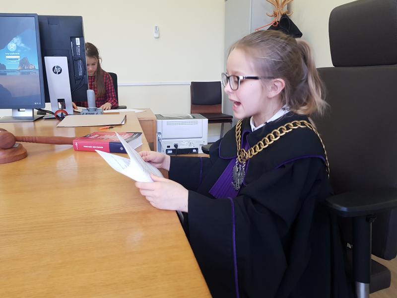 Dzień Edukacji Prawnej - dzieci z Białogardu wzięły udział w symulacji rozprawy sądowej. ZDJĘCIA