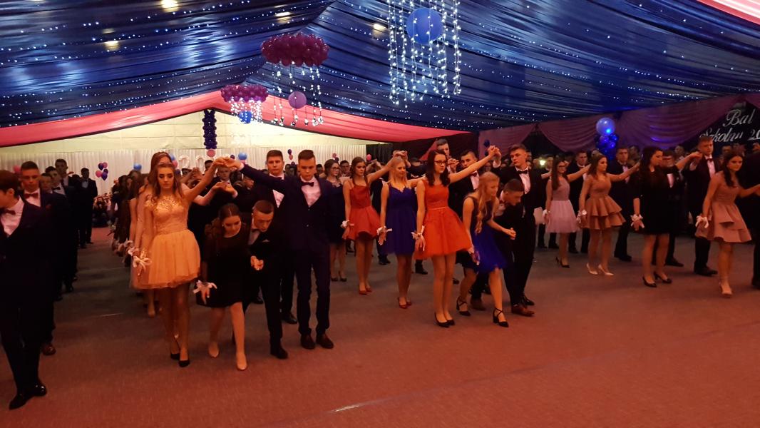 Bal Szkolny 2019 - szkolna zabawa i Polonez w wykonaniu klas gimnazjalnych.  Duża porcja zdjęć z tego wydarzenia! 