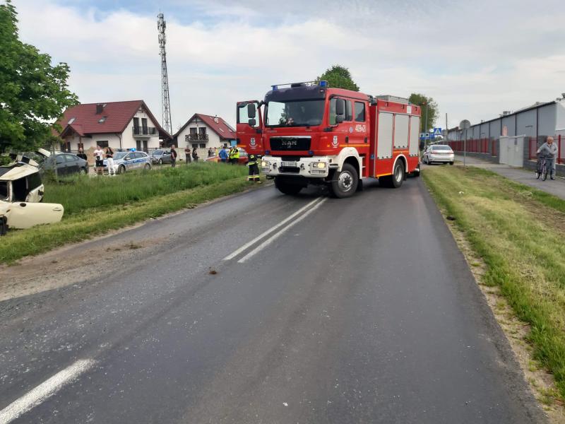 Dachowanie auta osobowego w Karlinie  - trzy osoby ranne! 