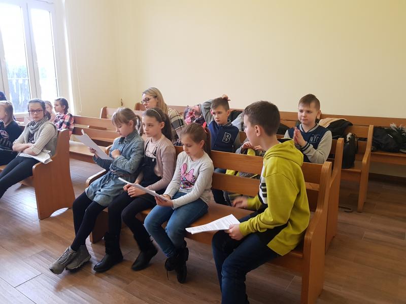 Dzień Edukacji Prawnej - dzieci z Białogardu wzięły udział w symulacji rozprawy sądowej. ZDJĘCIA