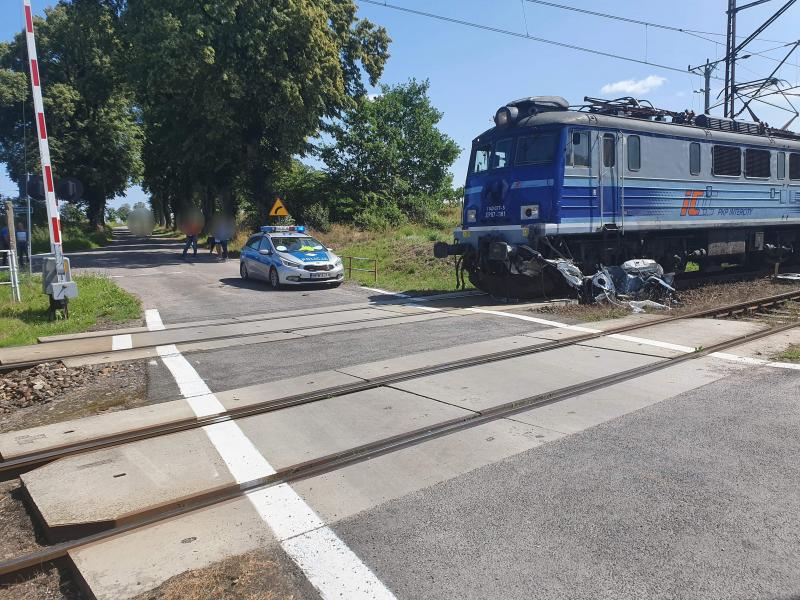 Tragedia na torach pod Białogardem - nie żyje jedna osoba. 