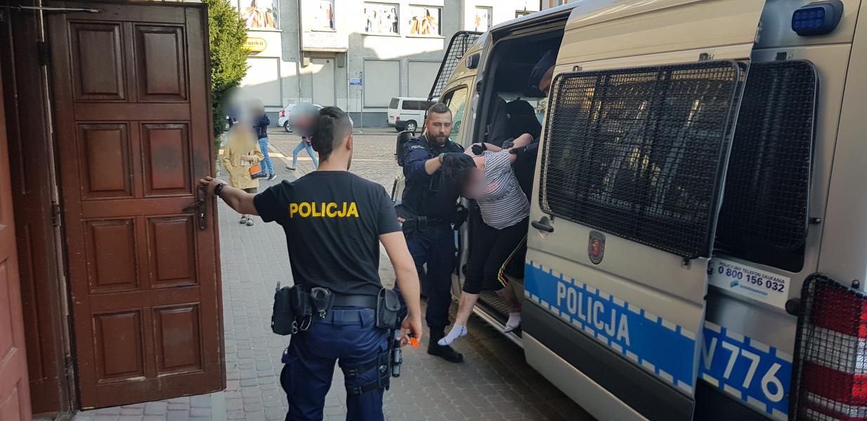 Mężczyzna poważnie ugodzony nożem podczas libacji alkoholowej! Trafił do szpitala. 
