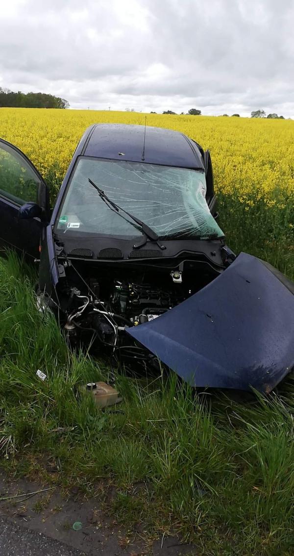 Groźny wypadek pod Karlinem - jedna osoba poszkodowana.
