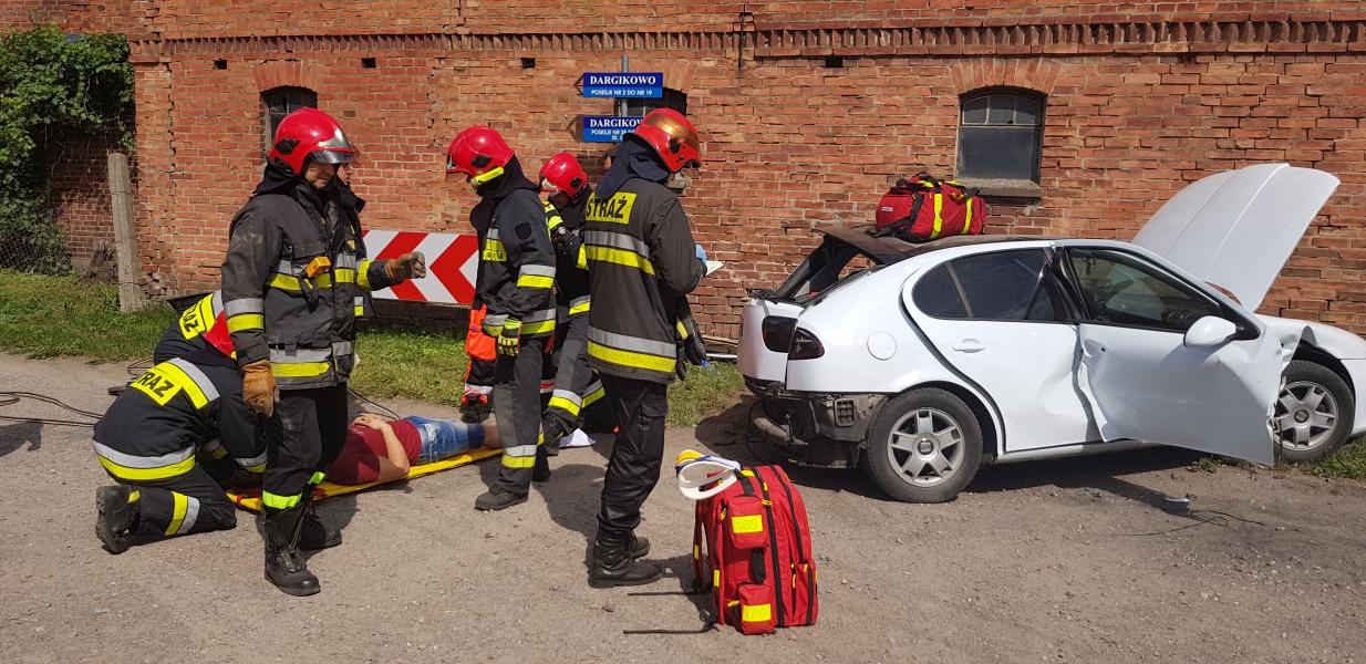 Poważny wypadek pod Białogardem - Seat z impetem uderzył w ścianę! 