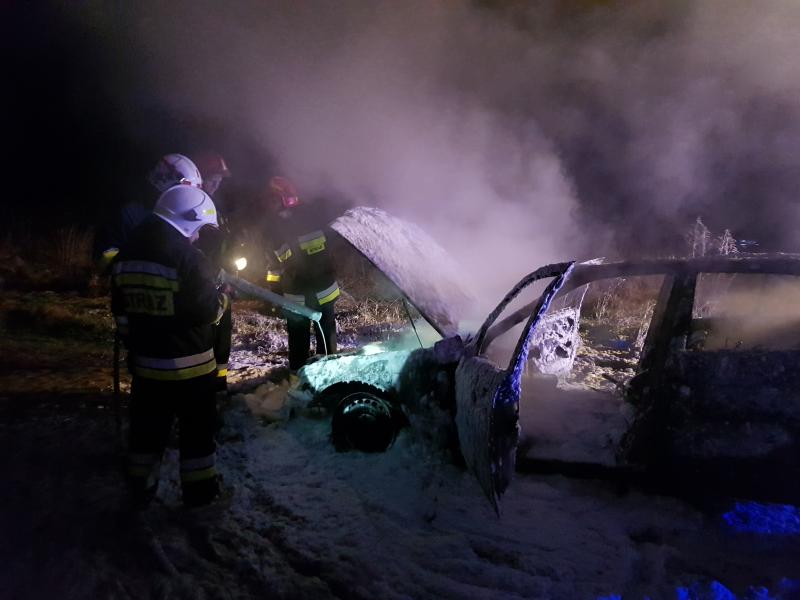 Auto błyskawicznie stanęło w płomieniach.  