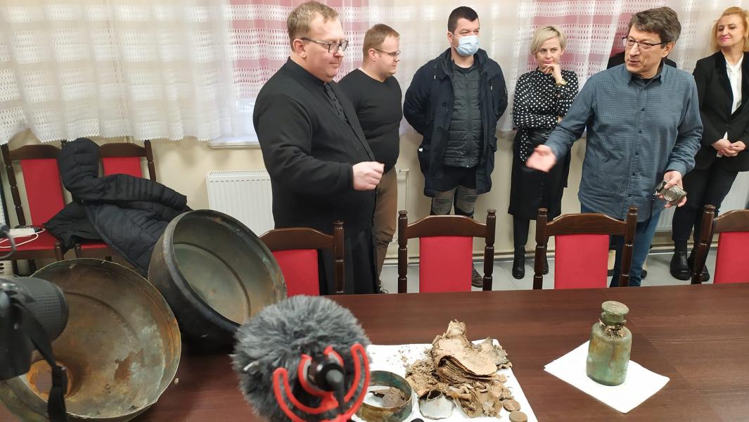 Co odkryto w kapsule czasu – zdjęcia/film