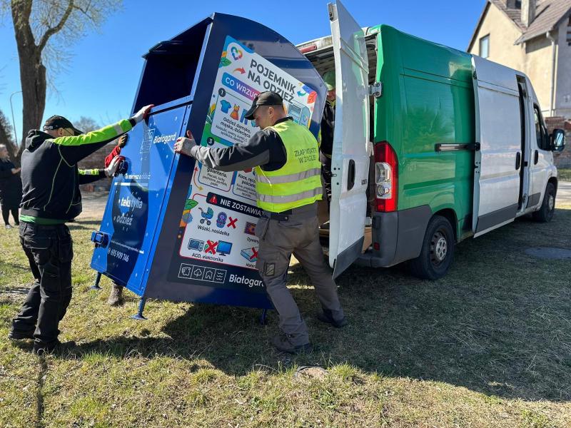Nowe pojemniki na odzież w Białogardzie – łatwiejszy sposób na recykling tekstyliów