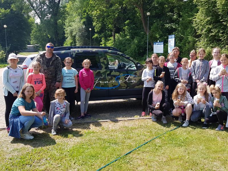 Zarybienia Parsęty smoltem troci i łososia  - dzieci biorą udział. 