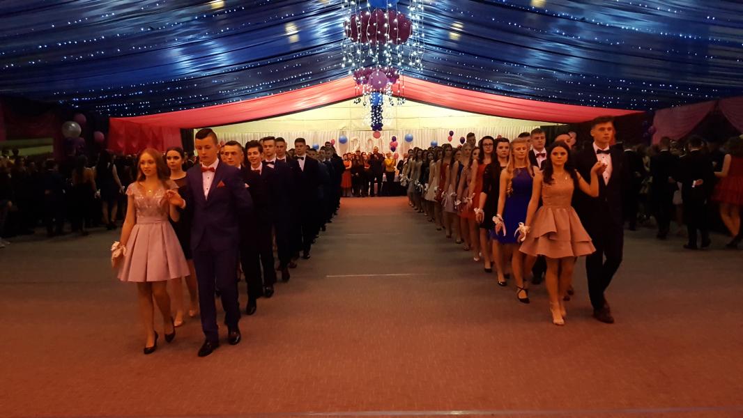 Bal Szkolny 2019 - szkolna zabawa i Polonez w wykonaniu klas gimnazjalnych.  Duża porcja zdjęć z tego wydarzenia! 