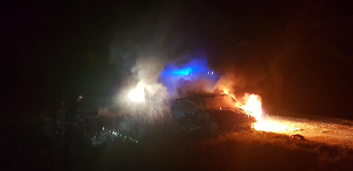 Pożar  samochodu na trasie Białogard  - Stanomino.  Mercedes spłonął doszczętnie.