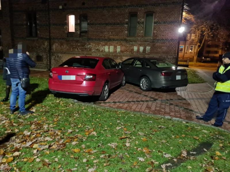 Nastolatka bez prawa jazdy z impetem rozbiła dwa zaparkowane pojazdy