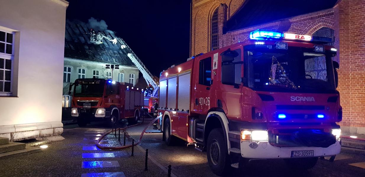 Pożar domu w Karlinie - ewakuowano dwie osoby.