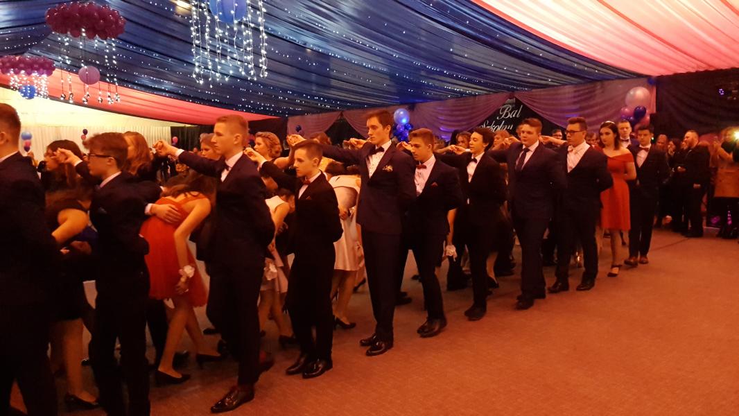 Bal Szkolny 2019 - szkolna zabawa i Polonez w wykonaniu klas gimnazjalnych.  Duża porcja zdjęć z tego wydarzenia! 