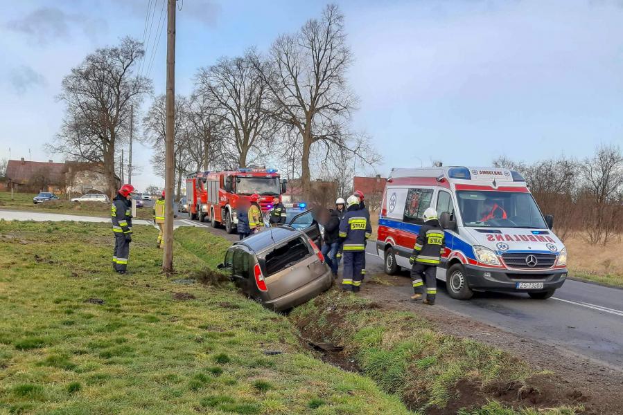 Poważny wypadek pod Tychowem. Dachowało auto! 