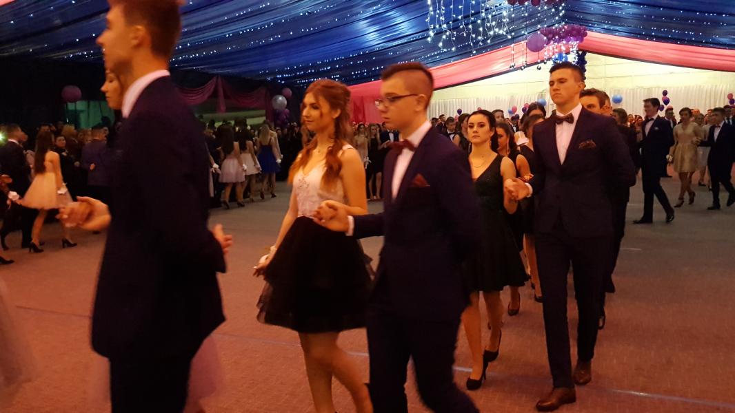 Bal Szkolny 2019 - szkolna zabawa i Polonez w wykonaniu klas gimnazjalnych.  Duża porcja zdjęć z tego wydarzenia! 
